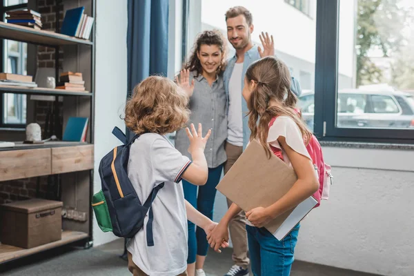 Niños yendo a la escuela — Foto de Stock