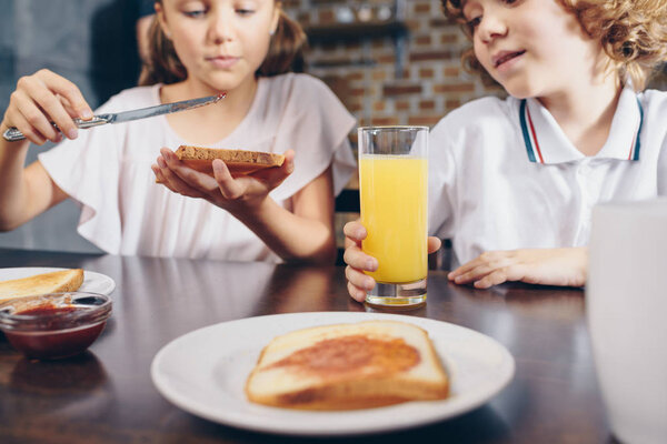 kids having breakfast