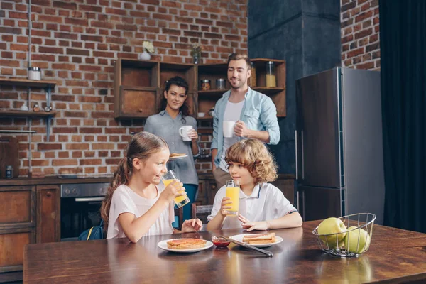 Glückliche Familie beim Frühstück — Stockfoto