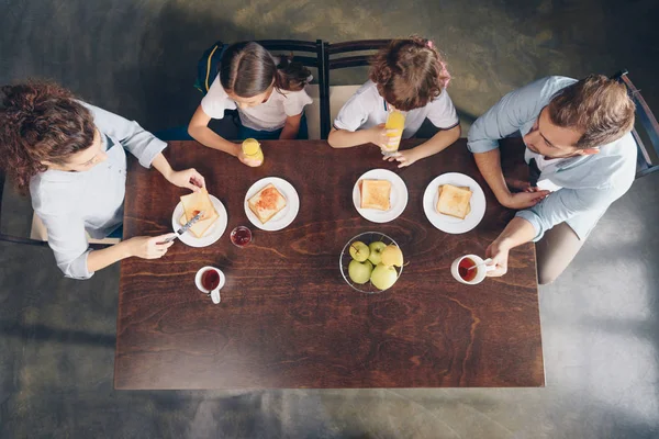 Ευτυχισμένη οικογένεια, έχοντας πρωινό — Φωτογραφία Αρχείου