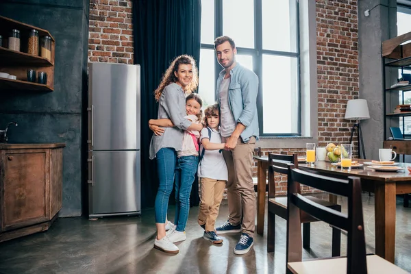 Família abraçando na cozinha — Fotografia de Stock