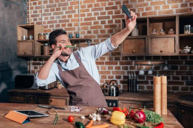 pişirme sırasında adam alarak selfie