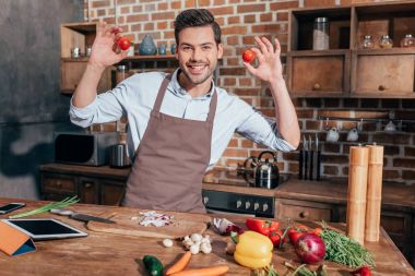 domates ile genç adam