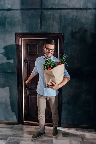 Man arrived from grocery store — Stock Photo, Image