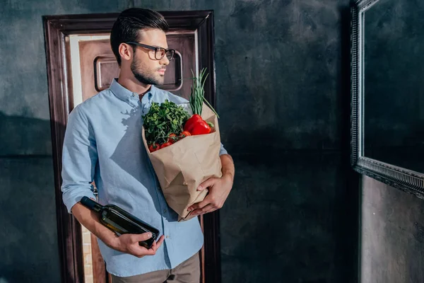 Hombre llegó de la tienda de comestibles — Foto de Stock