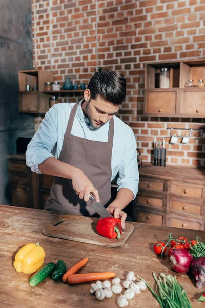 Homme coupant des légumes — Photo