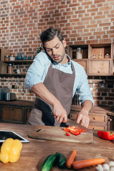 yemek ve telefonla konuşan bir adam