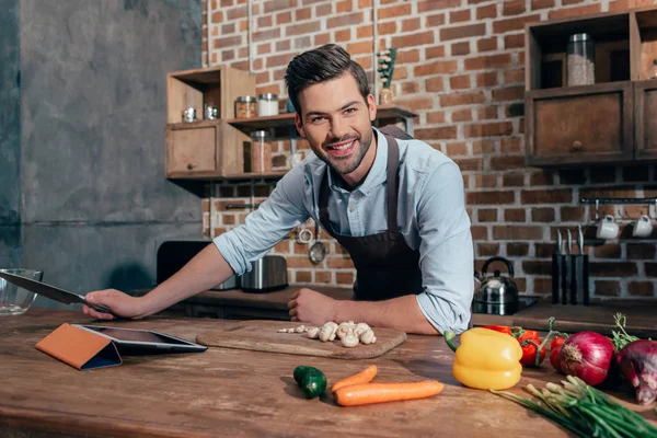 Happy young man in kitchen — Stock Photo, Image