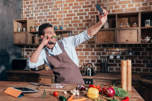 Hombre tomando selfie mientras cocina — Foto de Stock