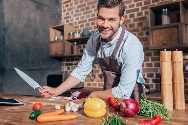 Giovane uomo cucina — Foto Stock