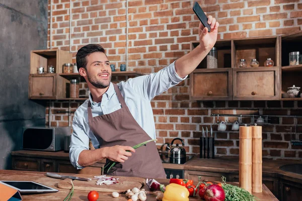 pişirme sırasında adam alarak selfie