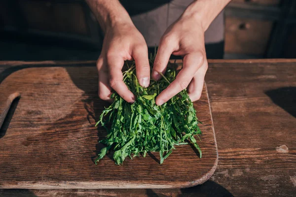 Man sortering ruccola lämnar — Stockfoto