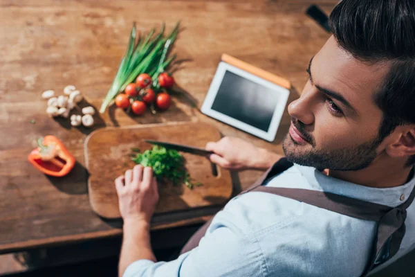 男のタブレットと料理 — ストック写真