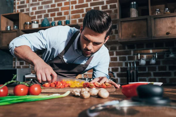 Young man cooking — Stock Photo, Image