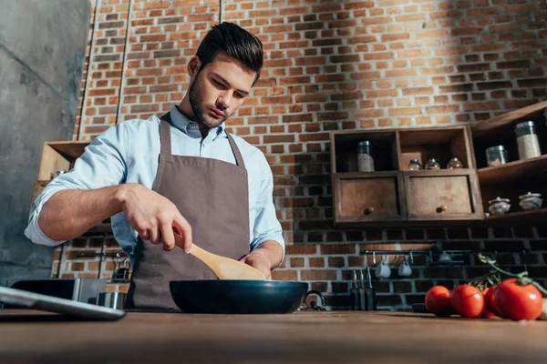 Young man cooking — Stock Photo, Image