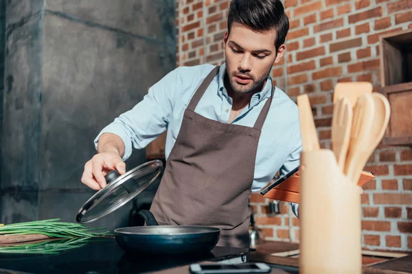 Hombre cocina con la tableta —  Fotos de Stock