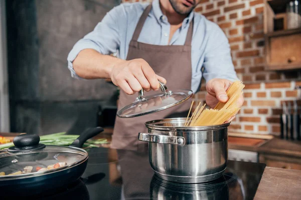 Matlagning pasta — Stockfoto