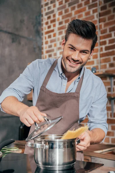 Young man cooking — Stock Photo, Image