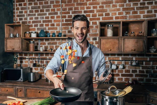 Junger Mann kocht — Stockfoto