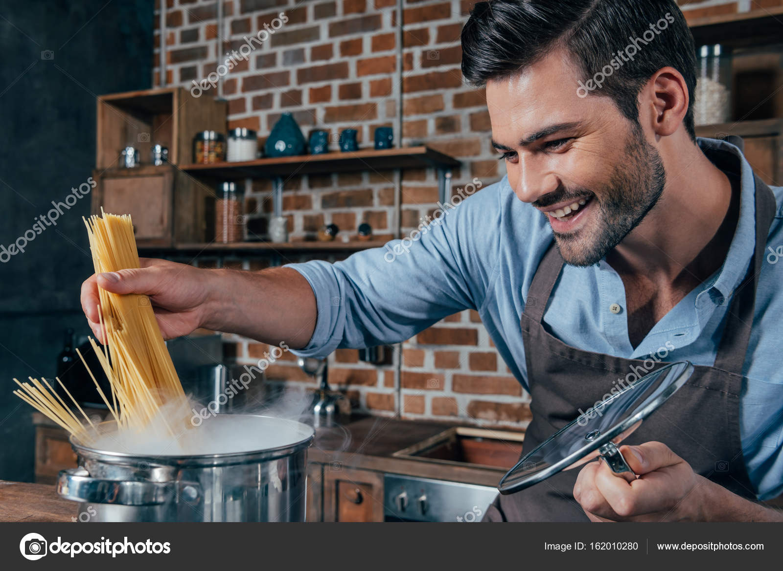 энтони бурден на кухне. приготовление пищи на костре. кухня ночью. готовка ночью. что готовить на ужин.