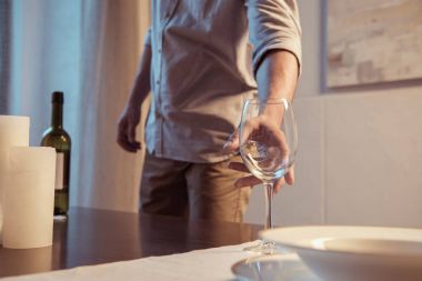 adam romantik bir akşam yemeği hazırlamak