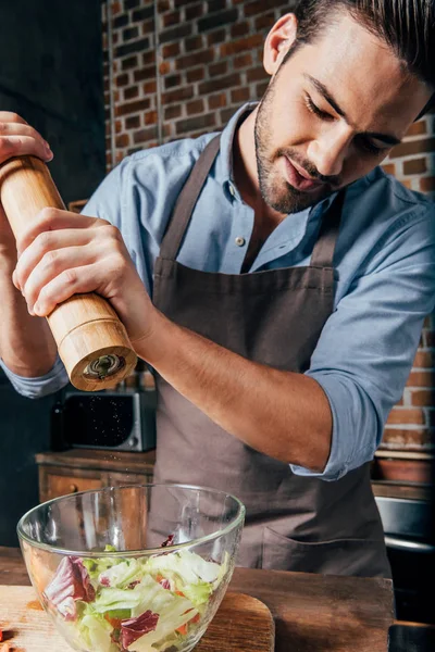 Hombre haciendo ensalada — Foto de Stock