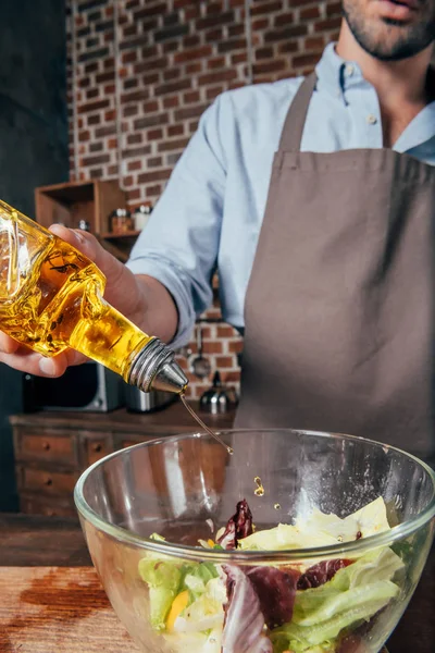 Mann macht Salat — Stockfoto