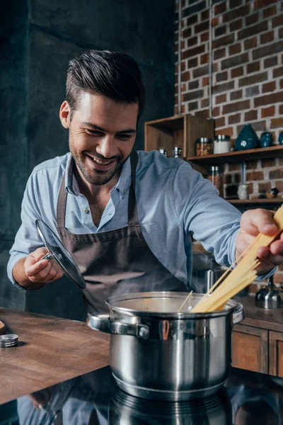 Young man cooking — Stock Photo, Image