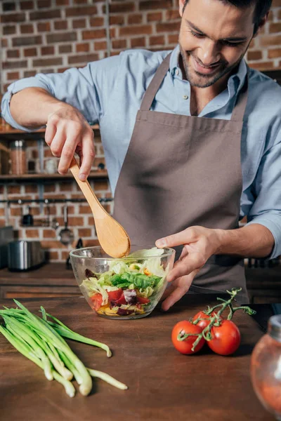 Man making salad — Stock Photo, Image