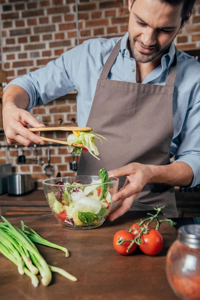Adam salatası yapmak — Stok fotoğraf