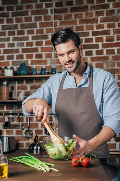 Man making salad — Stock Photo, Image