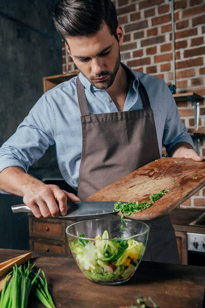 Человек делает салат
