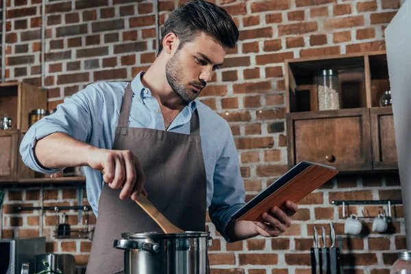 Adam tablet ile pişirme — Stok fotoğraf