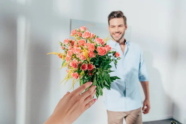 Mann schenkt Frau Blumenstrauß — Stockfoto