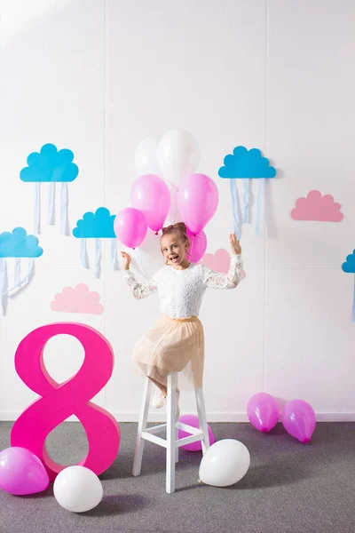 Meisje met ballonnen op verjaardagsfeestje — Stockfoto