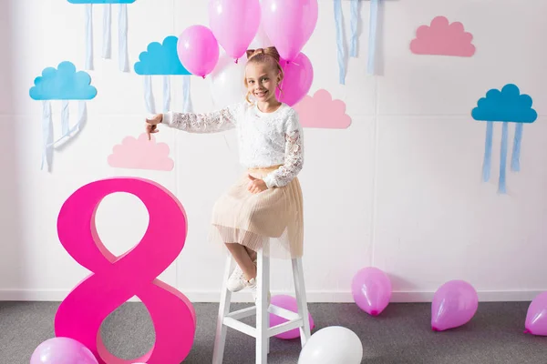 Meisje met ballonnen op verjaardagsfeestje — Stockfoto