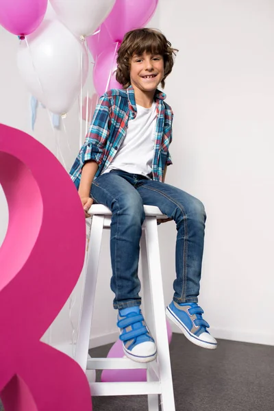 Szczęśliwy chłopiec z balonami — Darmowe zdjęcie stockowe