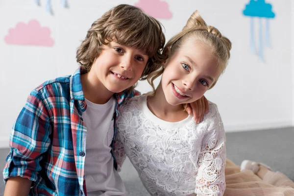 Mooie lachende jongen en meisje — Stockfoto