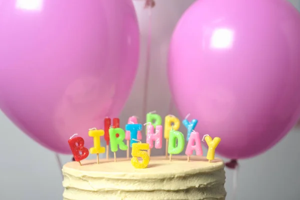 Pastel de cumpleaños con el número cinco — Foto de Stock