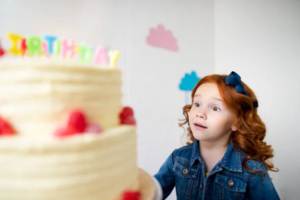 Liten flicka med födelsedagstårta — Stockfoto