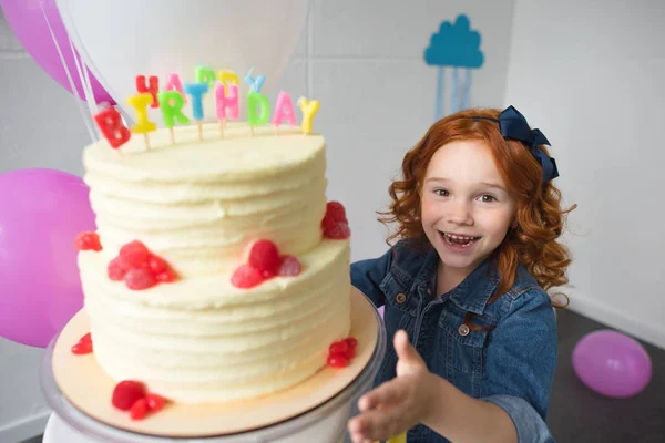 Liten flicka med födelsedagstårta — Stockfoto