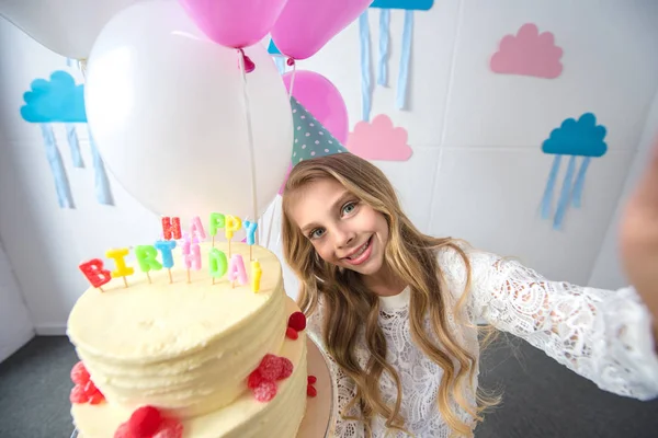 Petite fille avec gâteau d'anniversaire — Photo