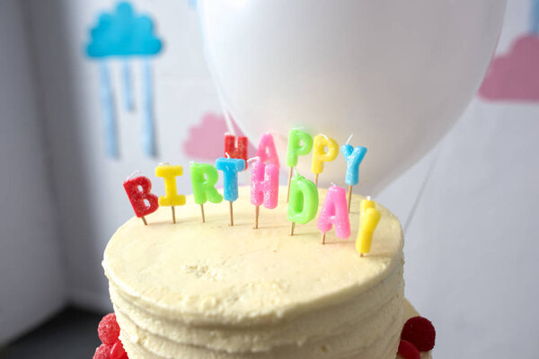Delicioso pastel de cumpleaños — Imagen de stock Delicioso pastel de cumpleaños Fotos De Stock Sin Royalties Gratis