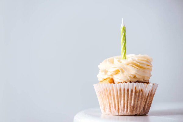Delicioso cupcake con vela — Imagen de stock Delicioso cupcake con vela Imágenes De Stock Sin Royalties Gratis