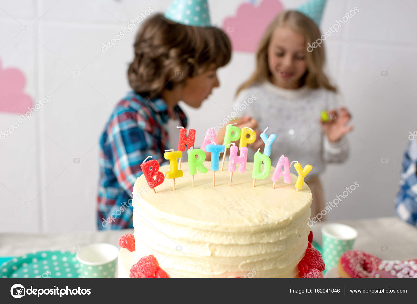 Joyeux Enfants Avec Gateau D Anniversaire Photographie Alexlipa C Joyeux Enfants Avec Gateau D Anniversaire Photographie Alexlipa C
