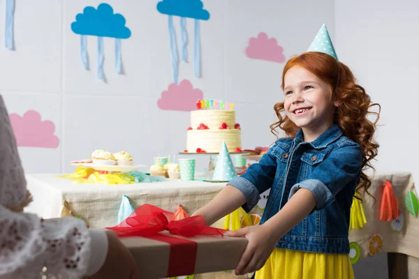 Kids with gift at birthday party — Stock Photo, Image