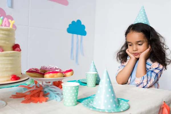 Criança chateada na festa de aniversário — Fotografia de Stock