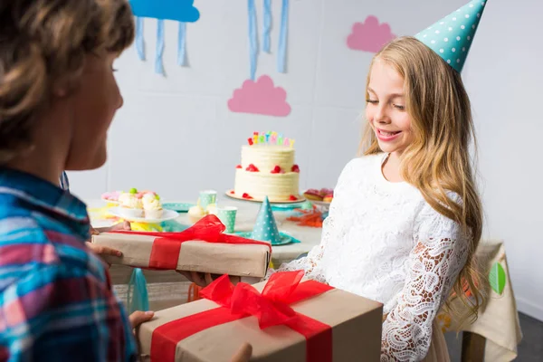 De voorstellende cadeau jongen naar meisje — Stockfoto