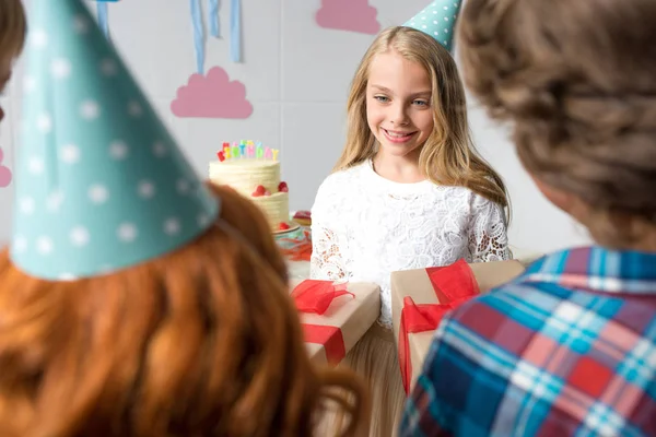 Crianças apresentando presentes para menina — Fotografia de Stock