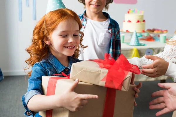 Menina ruiva com presentes de aniversário — Fotografia de Stock